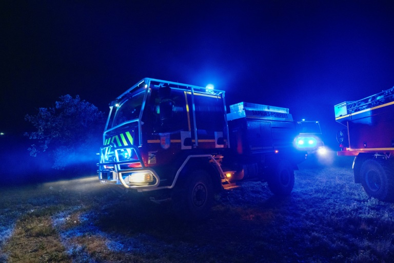 Des pompiers arrivent à Sigean, dans l'Aude, pour combattre un violent incendie, le 26 juillet 2025