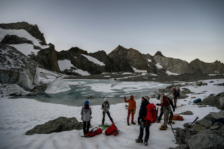 Des randonneurs s'apprête à gravir le glacier de la Selle dans le massif des Ecrins à  Saint-Christophe-en-Oisans, en Isère, le 9 juillet 2025
