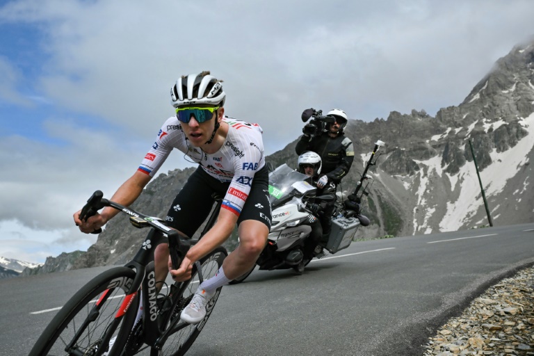 Tadej Pogacar dans la descente du Col du Galibier après avoir lâché Jonas Vingegaard, lors de la 4e étape du Tour de Francen le 2 juillet 2024