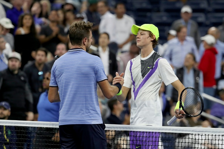 Jannik Sinner (à droite), lors de sa défaite contre le Suisse Stan Wawrinka au premier tour de l'US Open, son premier match en Grand Chelem, le 26 août 2019 à New York