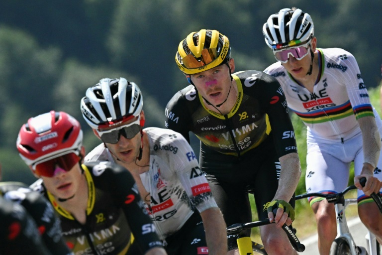 Matteo Jorgenson, au centre, juste devant Tadej Pogacar, lors de la 12e étape du Tour de France entre Auch et Hautacam, le 17 juillet 2025