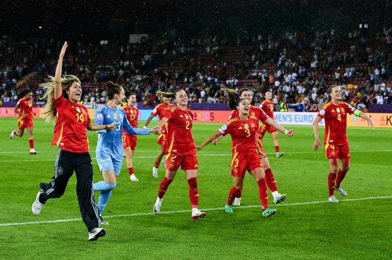 Les joueuses de l'équipe d'Espagne de football célèbrent leur victoire contre l'Allemagne en demi-finale de l'Euro, le 23 juillet 2025 à Zurich