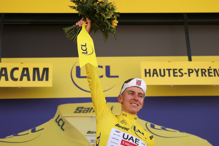 Tadej Pogacar triomphant sur le podium du Tour de France à l'issue de la 12e étape, qu'il a remportée, le 17 juillet 2025 à Hautacam
