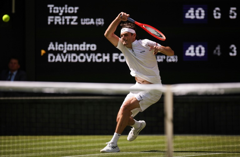 Le N.5 mondial Taylor Fritz au troisième tour de Wimbledon contre l'Espagnol Alejandro Davidovich le 4 juillet 2025 à Londres
