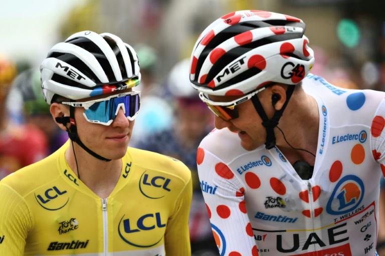 Tim Wellens (à droite) au côté de Tadej Pogacar au départ de la 10e étape du Tour de France à Ennezat, le 14 juillet 2025