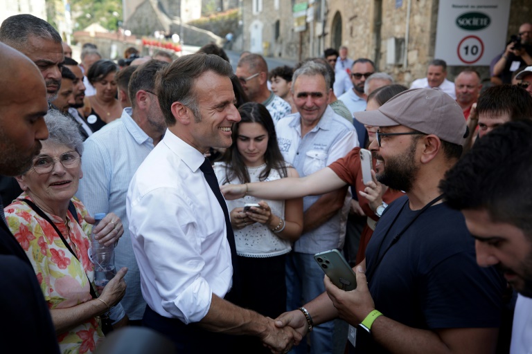 Le président de la République Emmanuel Macron, au centre, lors de son déplacement à Roquefort-sur-Soulzon, dans l'Aveyron, le 3 juillet 2025
