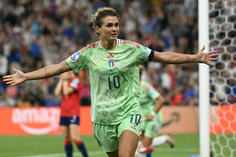 La capitaine de l'Italie Cristiana Girelli fête un but contre la Norvège en quart de finale de l'Euro, le 16 juillet 2025 à Genève