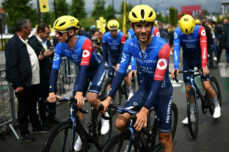 Guillaume Martin-Guyonnet (D) avant le départ de la troisième étape du Tour de France, à Valenciennes, le 7 juillet 2025