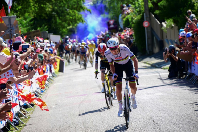 Tadej Pogacar et Jonas Vingegaard à la lutte dans le final de la 4e étape menant à Rouen, le 8 juillet 2025