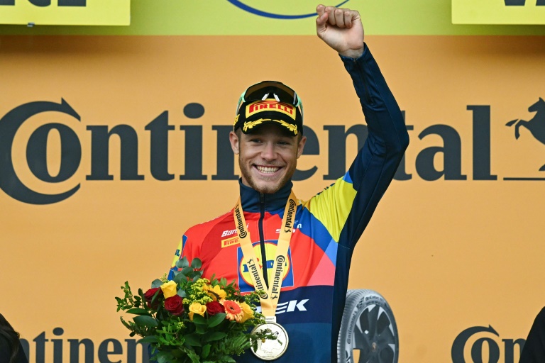 Jonathan Milan célèbre sur le podium sa victoire lors de la 17e étape du Tour de France, à Valence, le 23 juillet 2025