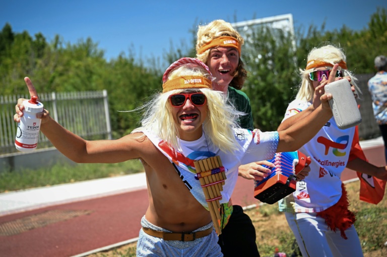 Des spectateurs colorés sur la route du Tour de France lors de la 11e étape autour de Toulouse, le 16 juillet 2025