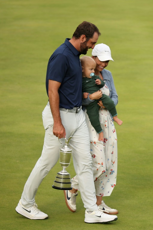 Scottie Scheffler dans les bras de sa femme et de leur efant après sa victoire au British Open de golf le 20 juillet 2025 à Portrush en Irlande du Nord