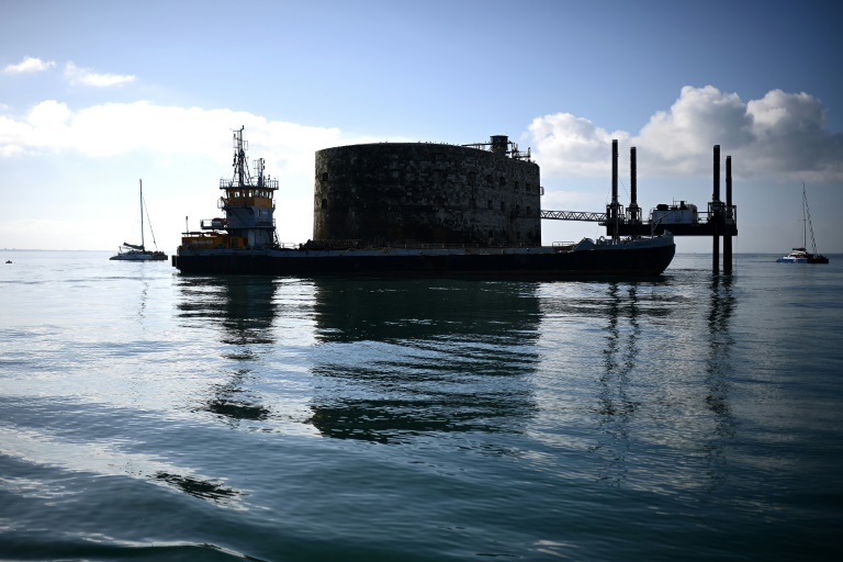 Des travaux de terrassement à proximité du Fort Boyard qui menace de s'écrouler, au large de l'île d'Aix dans l'océan Atlantique, le 16 juillet 2025 en Charente-Maritime