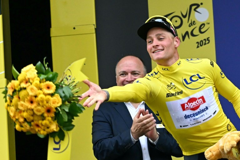 Mathieu van der Poel, maillot jaune sur le dos, jette son bouquet vers le public après sa victoire dans la 2e étape du Tour de France, le 6 juillet 2025 à Boulogne-sur-Mer