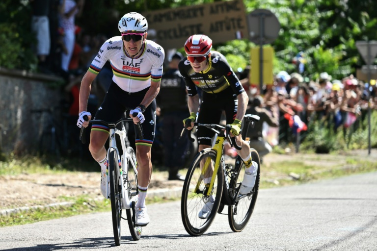 Tadej Pogacar et Jonas Vingegaard au duel dans la rampe de Saint-Hilaire, à l'approche de Rouen, lors de la 4e étape du Tour de France, le 8 juillet 2025