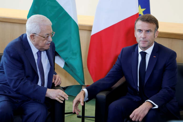 Le président français Emmanuel Macron rencontre le président de l'Autorité palestinienne Mahmoud Abbas en marge de la 79e session de l'Assemblée générale des Nations unies à New York, le 25 septembre 2024