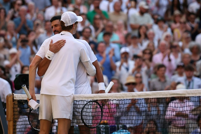 Accolade entre Jannik Sinner (casquette) et Novak Djokovic à l'issue de la demi-finale de Wimbledon remportée par le premier, le 11 juillet 2025