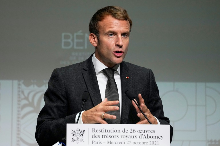 Emmanuel Macron au musée du Quai Branly, à Paris, le 27 octobre 2021 où sont exposés des trésors du Bénin avant leur restitution