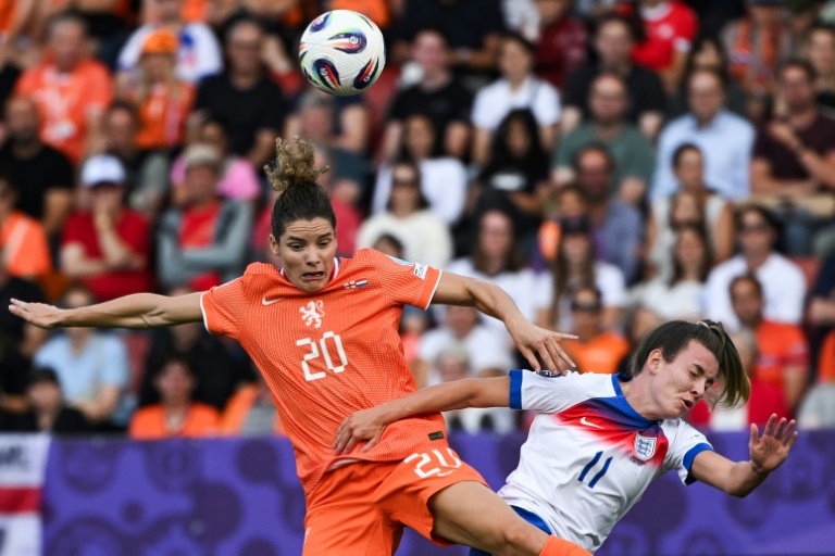 La défenseuse néerlandaise Dominique Janssen et l’attaquante anglaise Lauren Hemp se disputent le ballon à l’Euro féminin, au stade Letzigrund de Zurich, le 9 juillet 2025