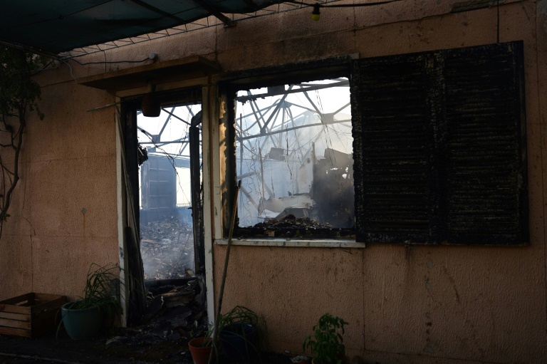 Un bâtiment ravagé par les flammes dans le quartier de l'Estaque, le 8 juillet 2025