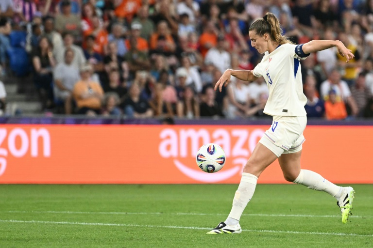 La capitaine du soir Sandie Toletti lors du match entre la France et les Pays-Bas dans le groupe D en phase de poules de l'Euro-2025 à Bâle (Suisse) le 13 juillet 2025