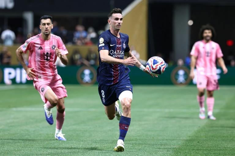 Le milieu espagnol du PSG Fabian Ruiz (centre) lors du 8e de finale du Mondial des clubs contre l'Inter Miami, le 29 juin 2025 à Atlanta