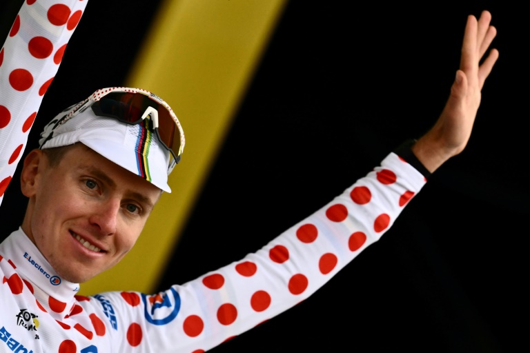 Tadej Pogacar avec le maillot à pois de meilleur grimpeur, à l'arrivée de la 2e étape du Tour de France, le 6 juillet 2025 à Boulogne-sur-Mer
