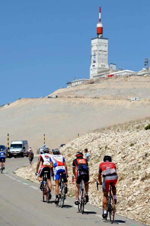 Des cyclistes en vue du sommet du Mont Ventoux, le 20 juillet 2009