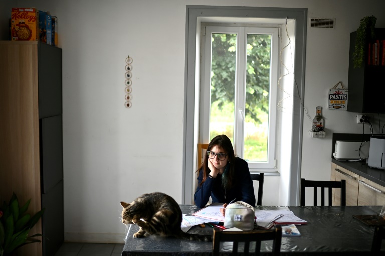 La lycéenne Clémentine Avogadro fait ses devoirs chez elle à Saint-Aubin-le-Cloud, le 4 juin 2025 dans les Deux-Sèvres