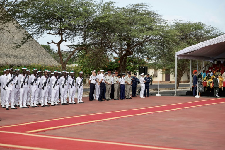Cérémonie à Dakar en présence du chef d'état-major des armées du Sénégal, le général Mbaye Cissé, et du général Pascal Ianni, à la tête du commandement de l'armée française pour l'Afrique, le 17 juillet 2025