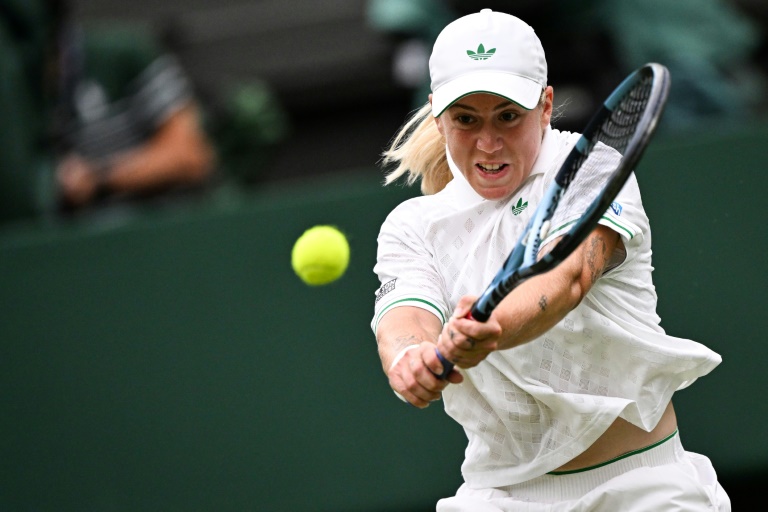 La Britannique Sonay Kartal face à la Russe Anastasia Pavlyuchenkova en huitième de finale de Wimbledon, à Londres, le 6 juillet 2025
