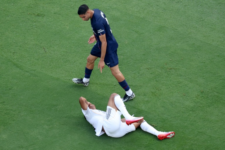 Achraf Hakimi (debout) et Kylian Mbappe lors de la demi-finale du Mondial des clubs entre le PSG et le Real Madrid, le 9 juillet 2025 à East Rutherford