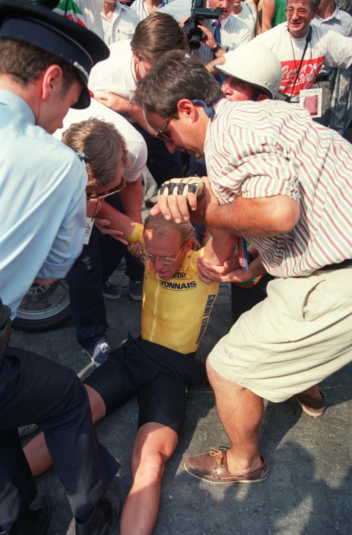 Laurent Fignon effondré et exténué à l'arrivée de la 21e et dernière étape du Tour de France le 23 juillet 1989 à Paris. Il vient de perdre le Tour pour huit secondes, battu par Greg LeMond