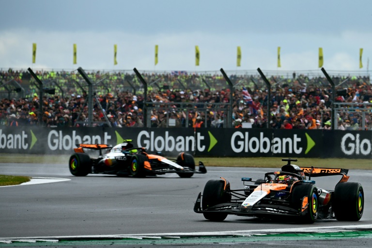 Les deux McLaren de suivent avec Oscar Piastri devant Lando Norris lors du GP de Grande-Bretagne à Silverstone, le 6 juillet 2025