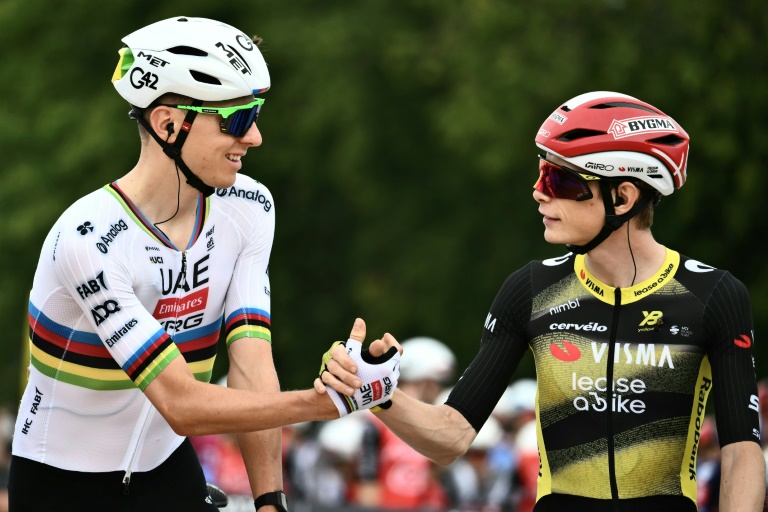 Tadej Pogacar (G) et Jonas Vingegaard, les deux principaux favoris du Tour de France, au départ de la première étape, le 5 juillet 2025 à Lille
