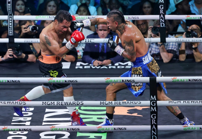 Mario Barrios (d) et Manny Pacquiao lors du combat pour la ceinture WBC des welters, le 19 juillet 2025 à Las Vegas