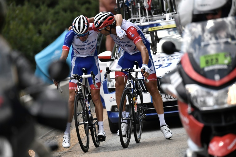 Le 26 juillet 2019, Thibaut Pinot (à gauche), réconforté par son équipier William Bonnet, pose pied à terre dans la 19e étape du Tour entre Saint-Jean-de-Maurienne et Tignes.
Le rêve est passé