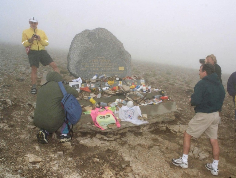 La stèle érigée à la mémoire de Tom Simpson mort de fatigue lors du Tour de France 1967 sur les pentes du Mont Ventoux, le 12 juillet 2000