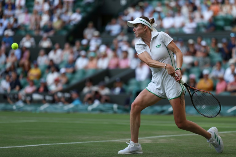 L'Ukrainienne Elina Svitolina au revers face à la Belge Elise Mertens, lors du tournoi de Wimbledon à Londres, le 4 juillet 2025