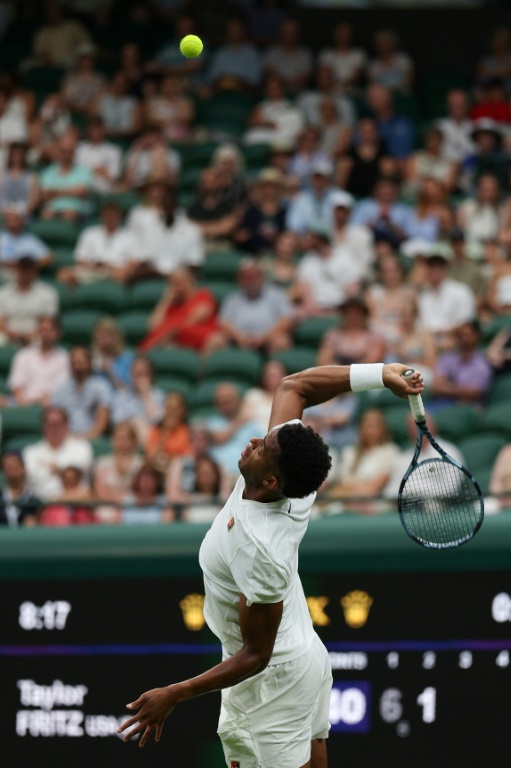 Le Français Giovanni Mpetshi Perricard au service face à l'Américain Taylor Fritz, au premier tour de Wimbledon, le 1er juillet 2025 à Londres