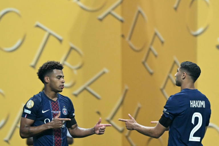 L'attaquant français du Paris Saint-Germain Désiré Doué fête son but avec le défenseur marocain du Paris Saint-Germain Achraf Hakimi lors du quart de finale du Mondial des clubs 2025 contre le Bayern Munich, à Atlanta, le 5 juillet 2025