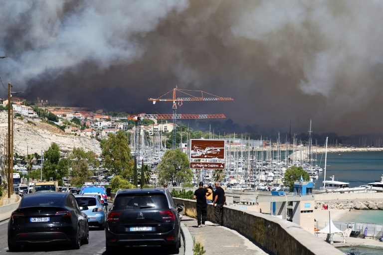 Le nuage de fumée d'un incendie près de la Plage des Corbières à Marseille, le 8 juillet 2025