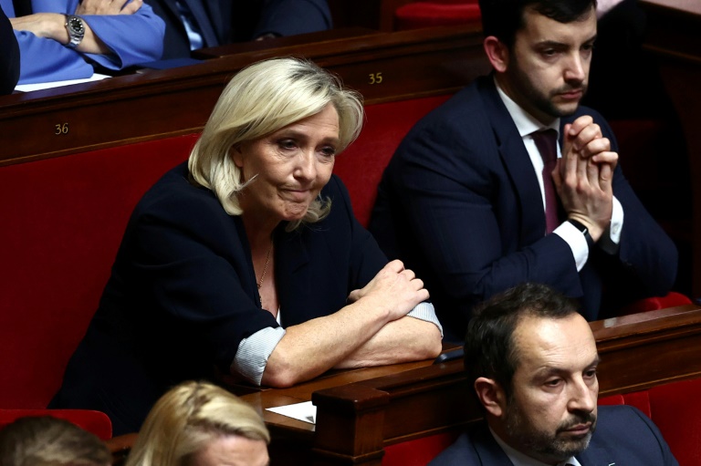 La présidente du groupe RN à l'Assemblée Marine Le Pen, avec les députés Jean-Philippe Tanguy (à droite) et Sébastien Chenu (en bas)