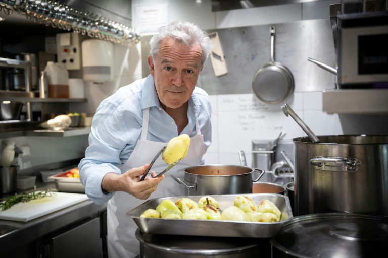 Le chef Alain Passard pose dans son restaurant l'Arpège à Paris où il sert désormais une cuisine exclusivement végétale, le 22 juillet 2025