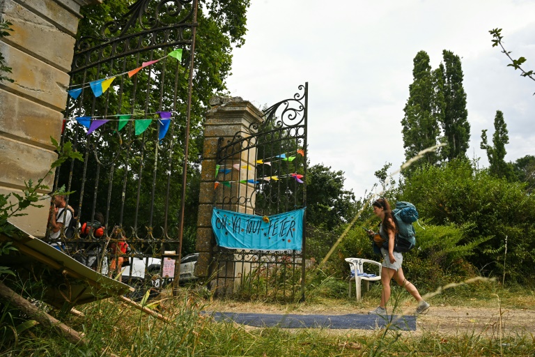 Des opposants au projet de l'autoroute A69 Toulouse-Castres quittent leur campement au Château de Maurens-Scopont, dans le Tarn, le 6 juillet 2025