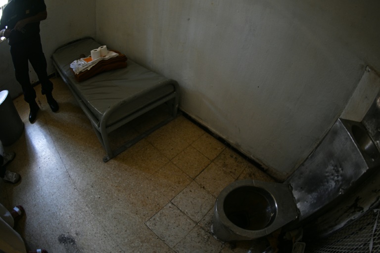 Une cellule du quartier d'isolement de la prison de NÎmes, le 24 juillet 2025 dans le Gard