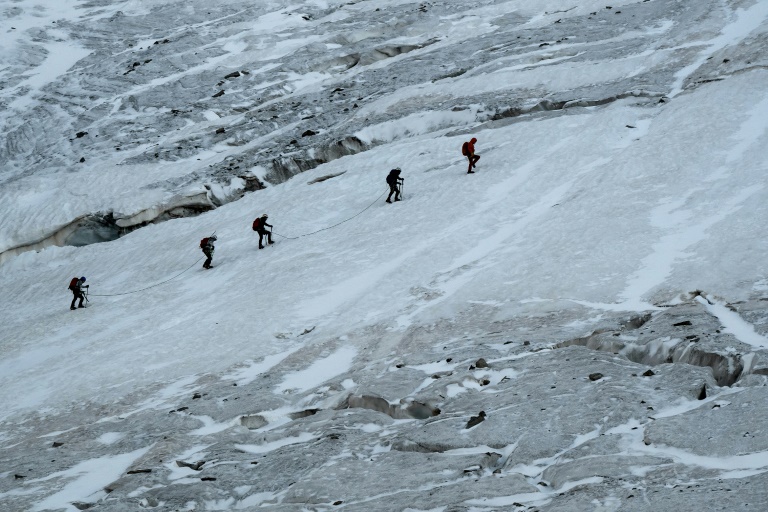 Des randonneurs sur le glacier de la Selle dans le massif des Ecrins à Saint-Christophe-en-Oisans, en Isère, le 9 juillet 2025