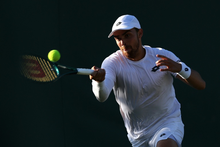 Le Français Benjamin Bonzi contre l'Australien Jordan Thompson pendant leur match du deuxième tour du simple messieurs de Wimbledon 2025, à Wimbledon, le 2 juillet 2025