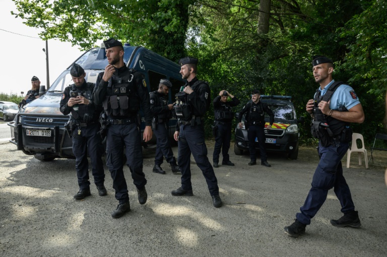Des gendarmes déployés près du camp où doit se tenir un rassemblement d'opposants au projet de l'autoroute A69 Toulouse-Castres près de Maurens-Scopont, dans le Tarn, le 5 juillet 2025