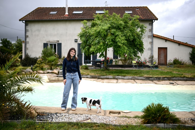 La lycéenne Clémentine Avogadro devant chez elle à Saint-Aubin-le-Cloud, le 4 juin 2025 dans les Deux-Sèvres